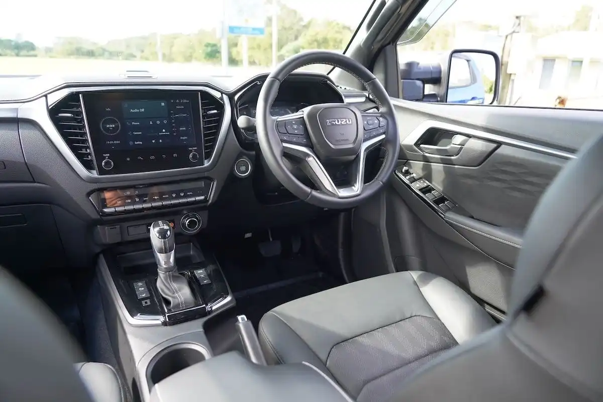 2024 isuzu d-max ls-u+ interior front