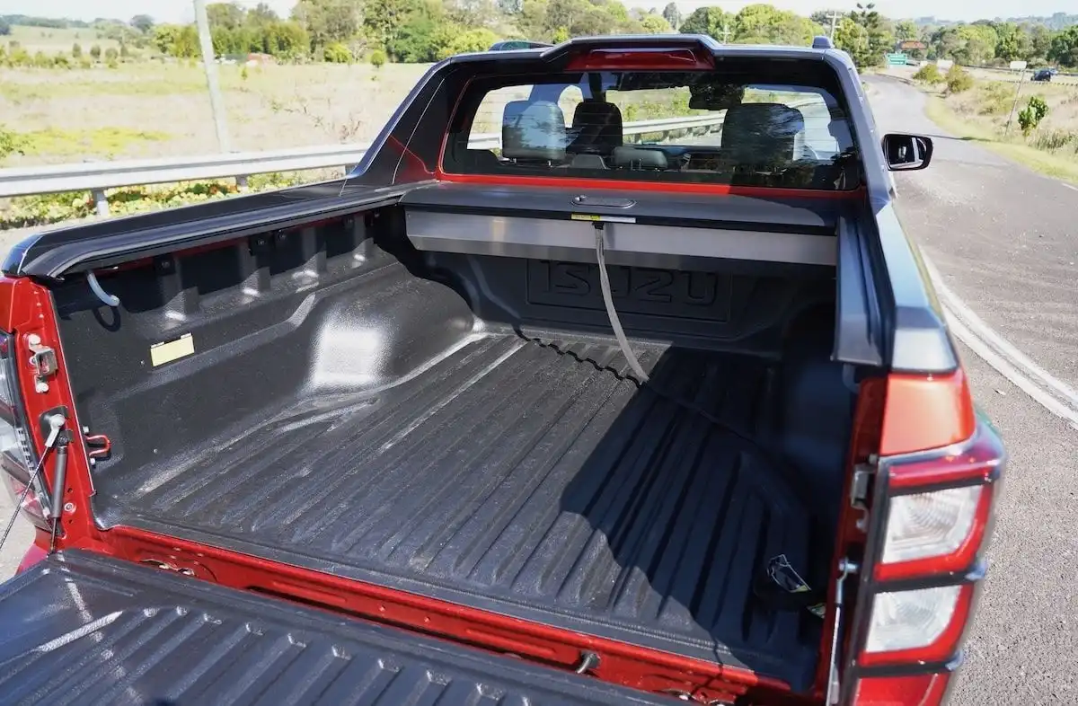 2024 isuzu d-max x-terrain tray