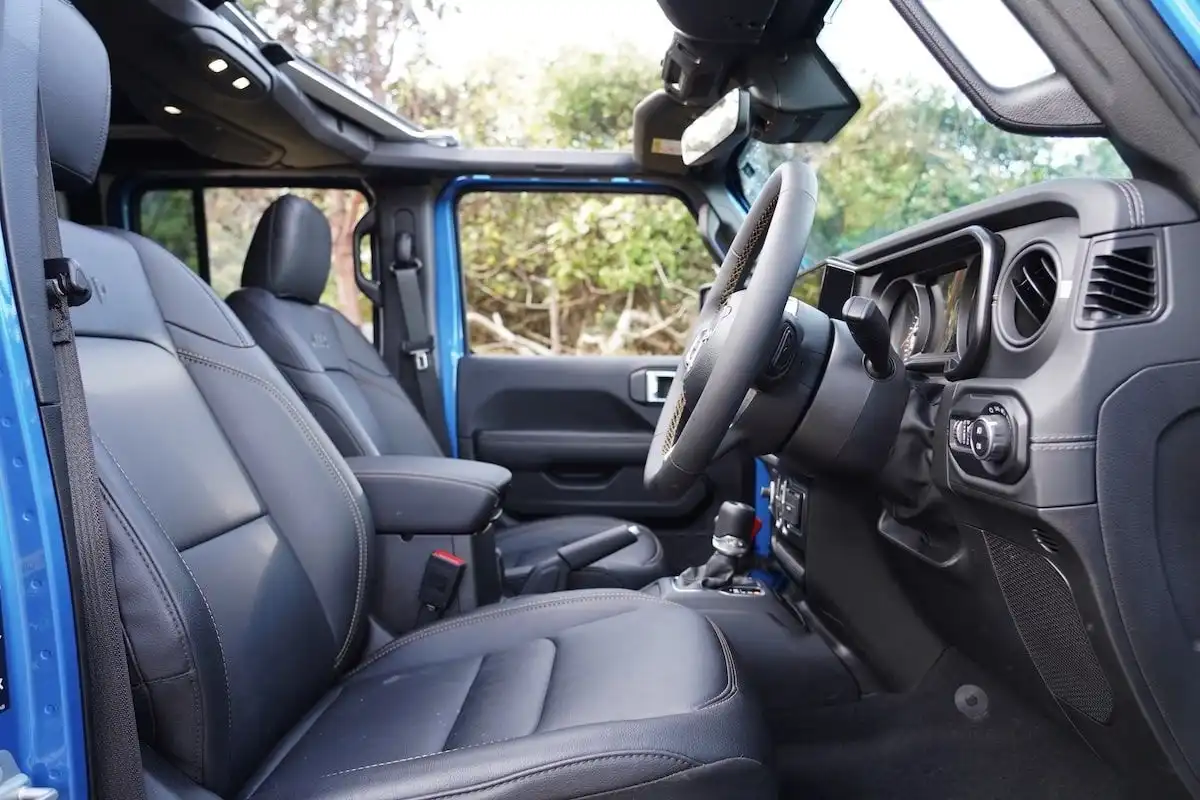 2024 jeep wrangler overland front seats