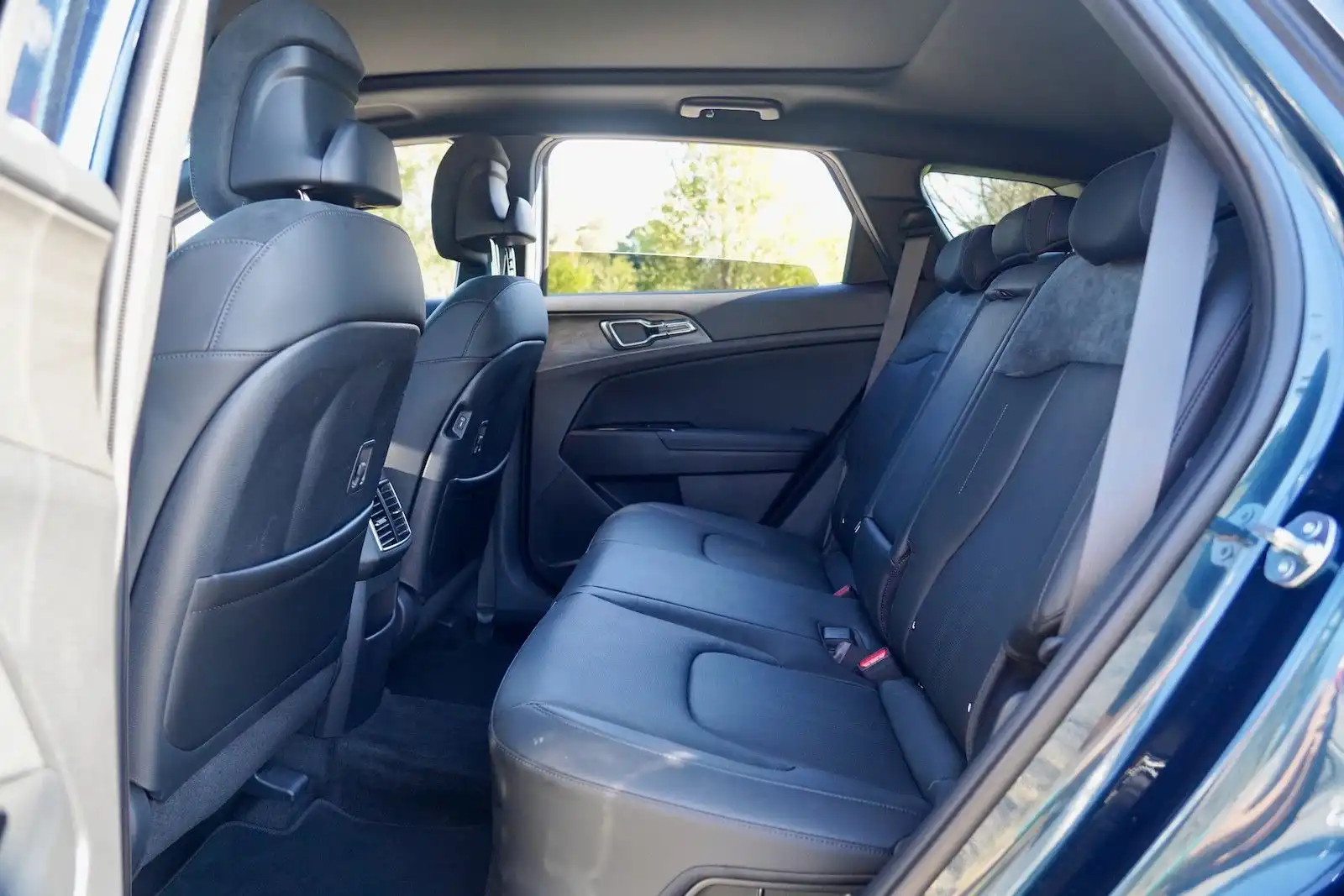 2024 kia sportage hev gt-line rear seats side view