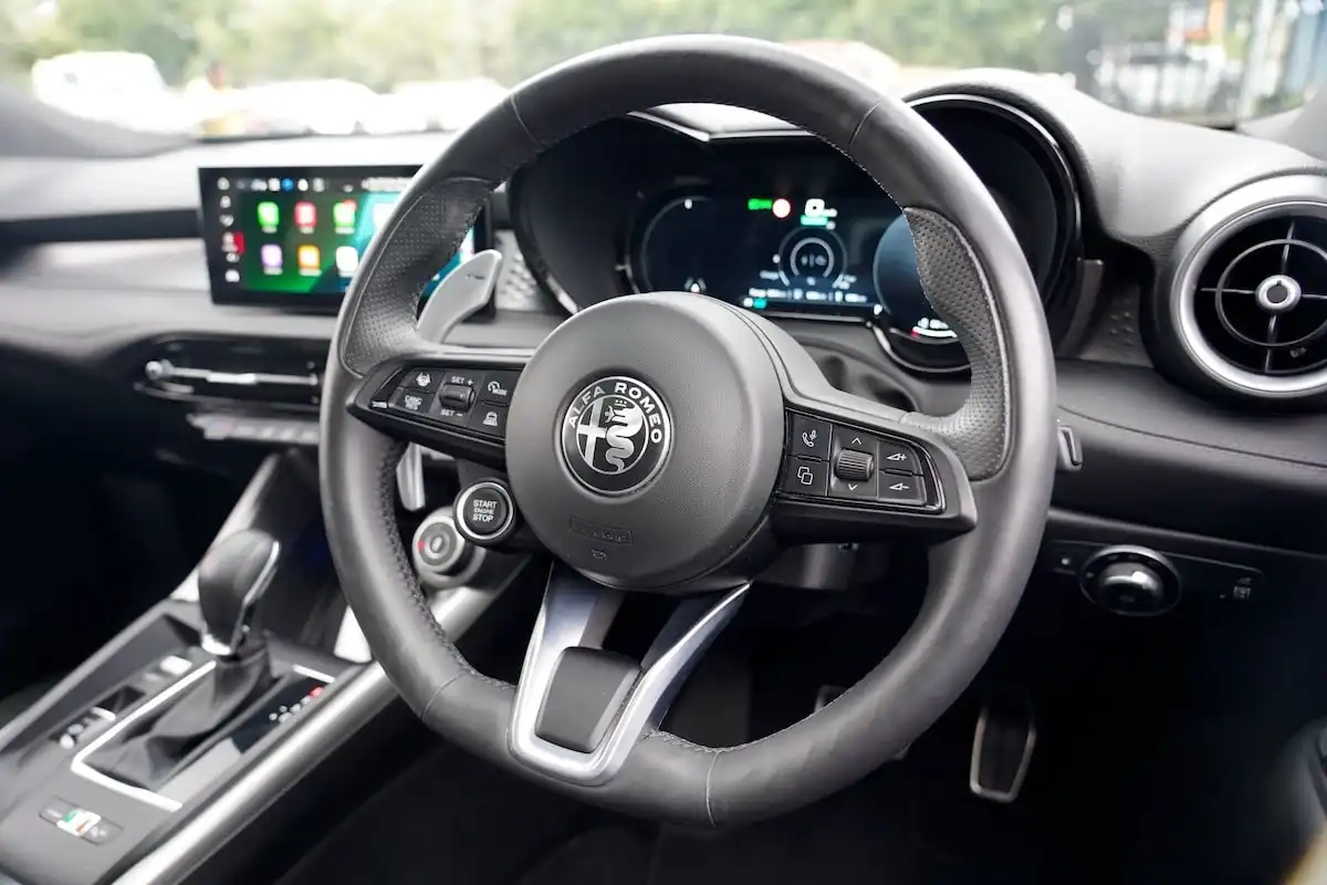 2025 alfa romeo tonale veloce phev steering wheel