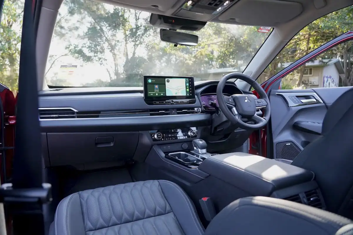 2025 mitsubishi outlander exceed driver seat