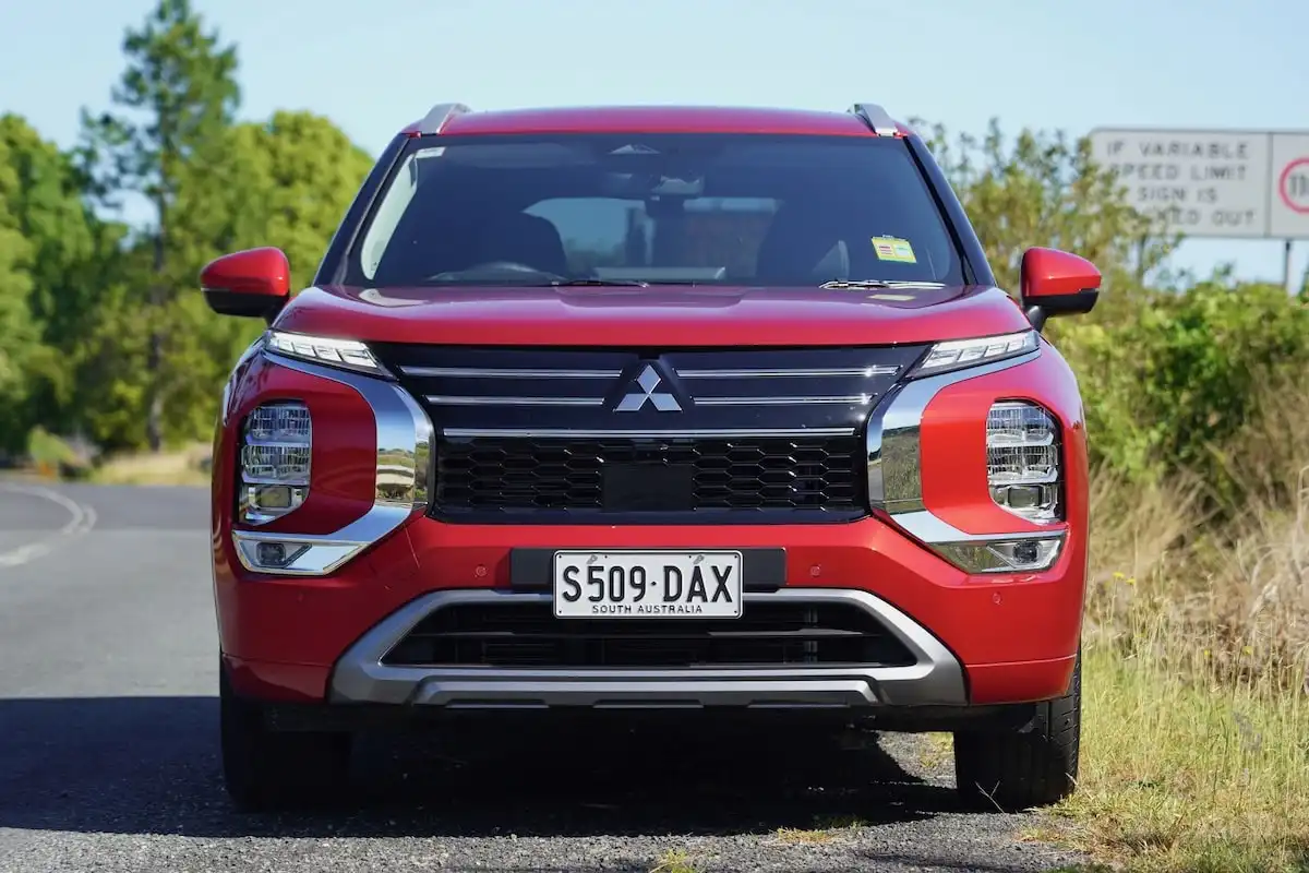 2025 mitsubishi outlander exceed grille