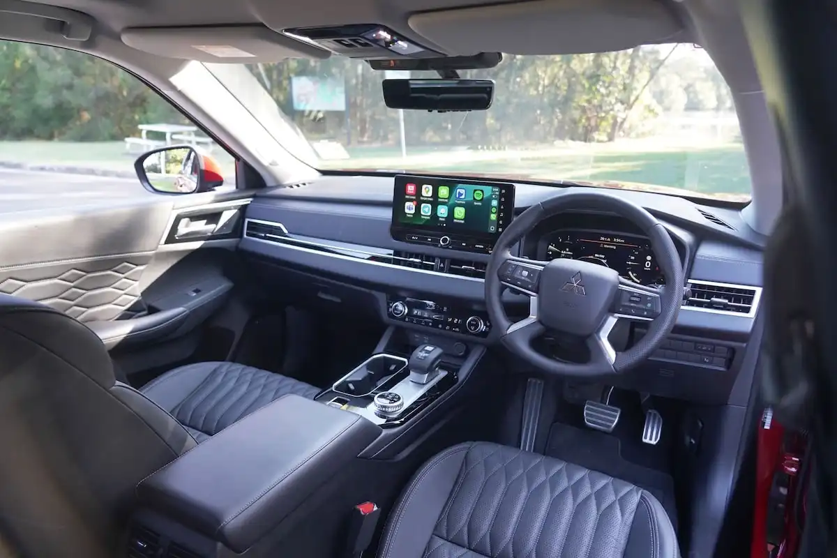 2025 mitsubishi outlander exceed interior front