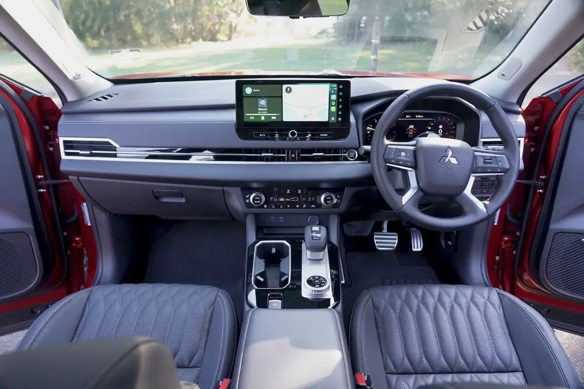 2025 mitsubishi outlander exceed interior