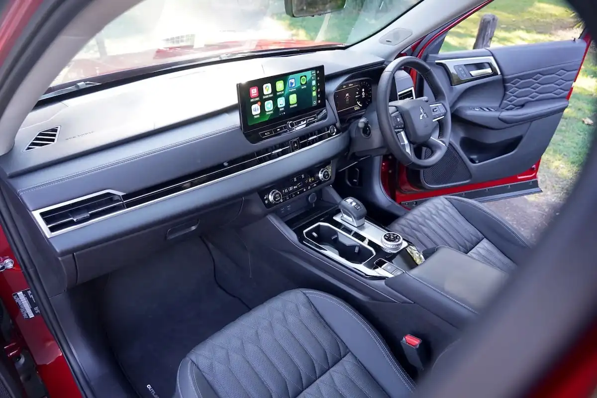 2025 mitsubishi outlander exceed seats