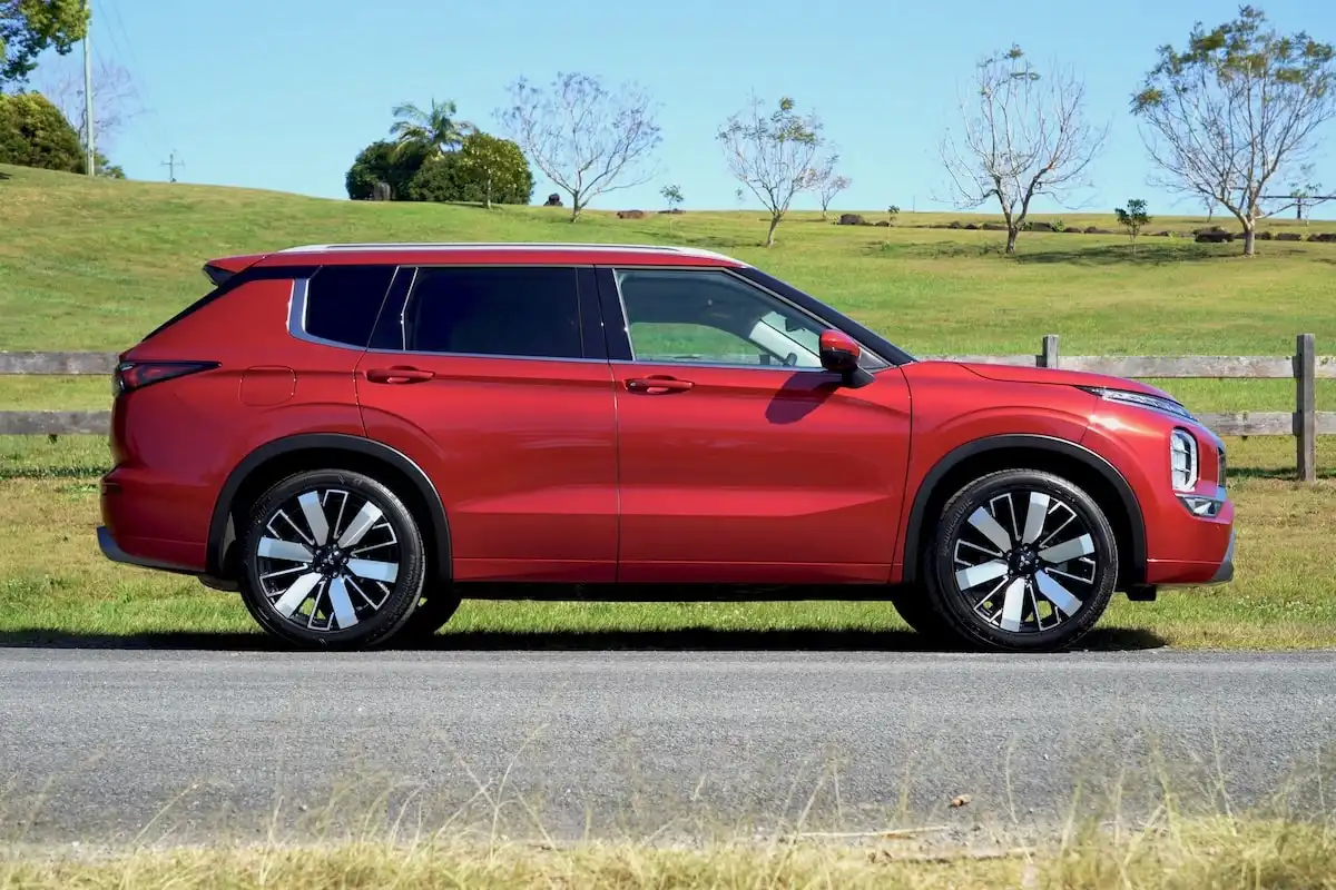 2025 mitsubishi outlander exceed side