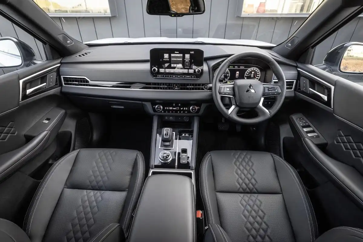 2025 mitsubishi outlander interior front