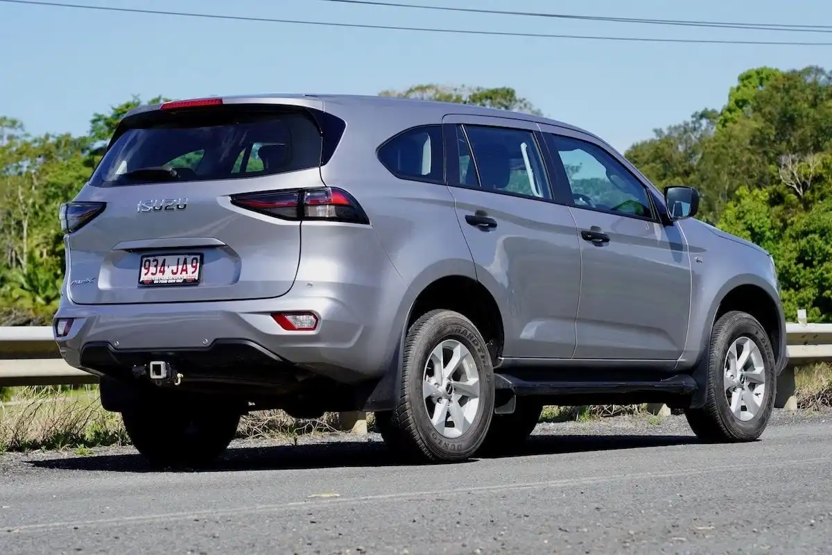 isuzu mu-x ls-m 4x4 back view