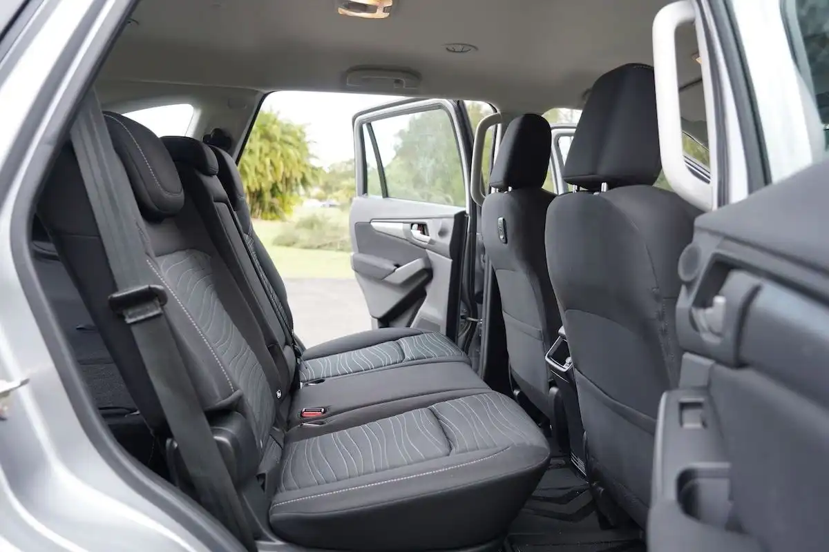 isuzu mu-x ls-m 4x4 rear seats