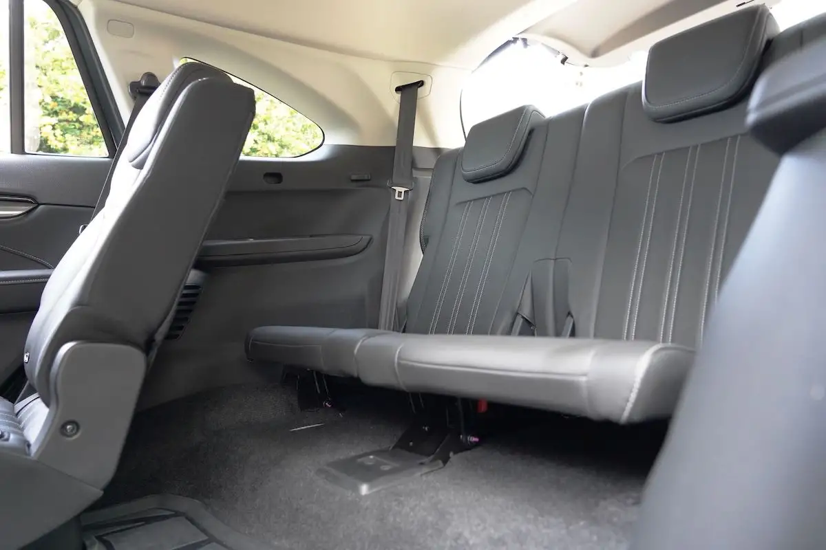 Isuzu MU-X LS-T 3.0 4x4 back seats view