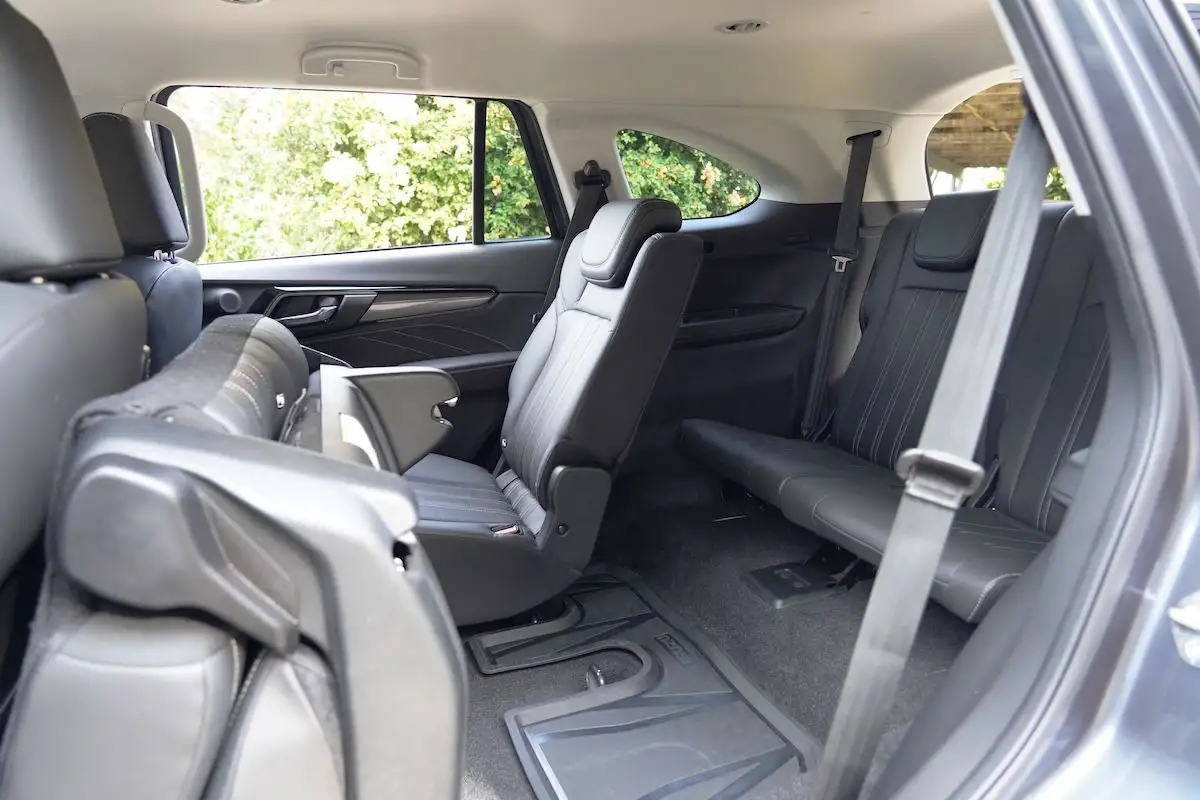 Isuzu MU-X LS-T 3.0 4x4 back seats