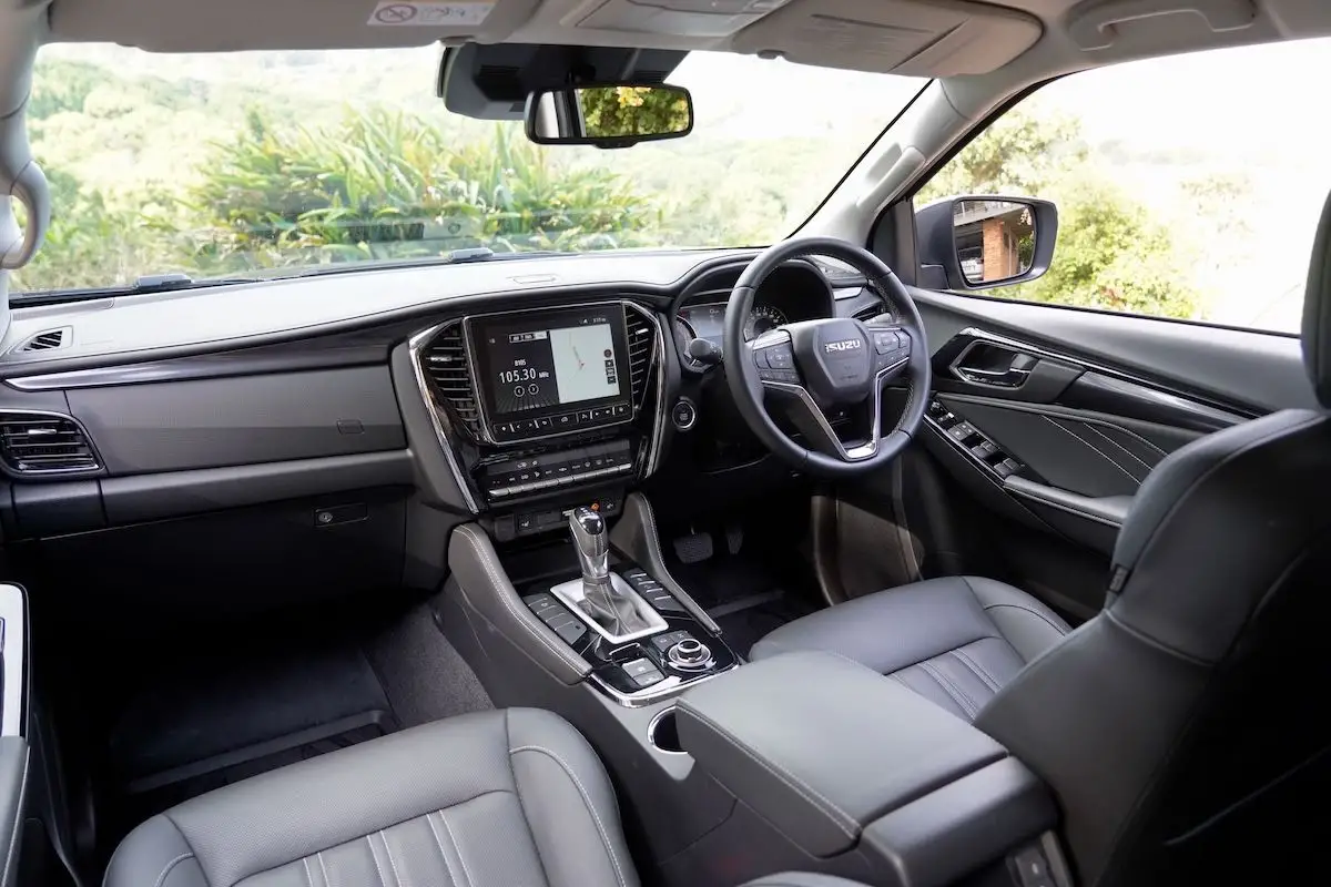 Isuzu MU-X LS-T 3.0 4x4 cockpit passenger view